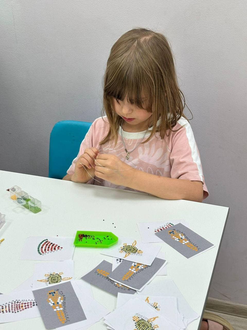 Развитие ребёнка 2-3 лет — малыш на творческом занятии
