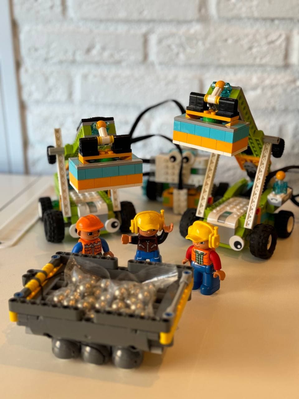 Собранная модель из деталей LEGO на занятии робототехники